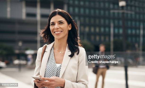 都市、思考、プロの女性は、起業家のために笑顔とコミュニケーションで電話でテキストメッセージを送っています。アウトドア、テクノロジー、ビジネスウーマンは、モチベーションやア� - drive smile ストックフォトと画像