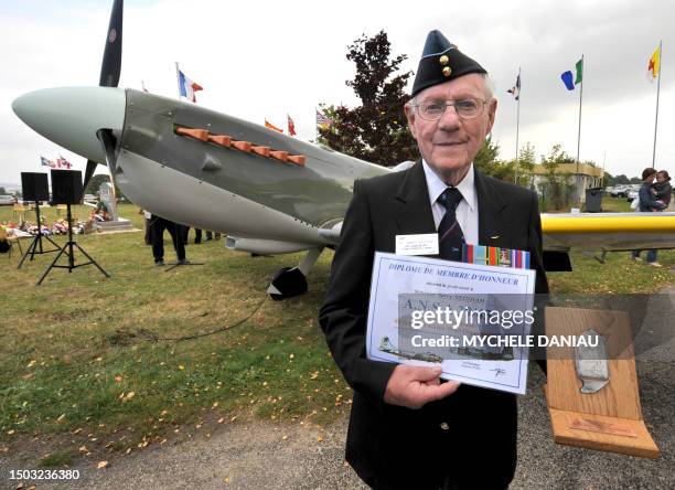 Le vétéran canadien Barry Needham pose devant une réplique aux 3/4 d'un Spitfire Mk9, le 31 août 2008 sur l'aérodrôme des Monts d'Eraines, près de...