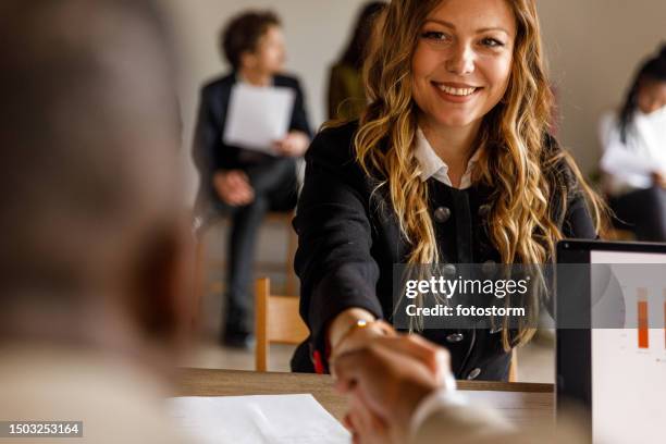 candidato y entrevistador dándose la mano antes de una entrevista de trabajo - reclutador fotografías e imágenes de stock