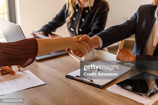 Intervistatore e candidato che si stringono la mano all'inizio di una riunione di colloquio di lavoro Intervistatore e candidato che si stringono la mano all'inizio di una riunione di colloquio di lavoro