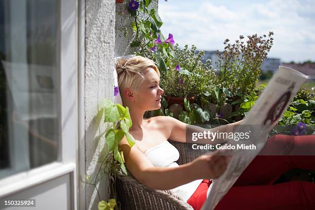 woman reading newspaper - topnews stock pictures, royalty-free photos & images