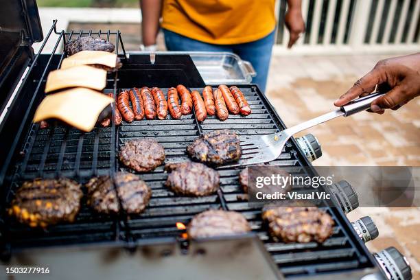 dogs on the grill - griglia per barbecue foto e immagini stock