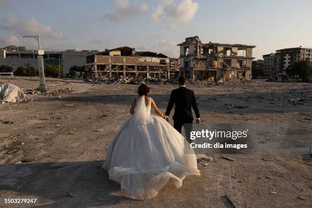 Caner Can Özkanand Hamide Büşra Çağlar, who got engaged before the earthquake in Hatay, got married in Antakya Pazar Yeri container city where their...