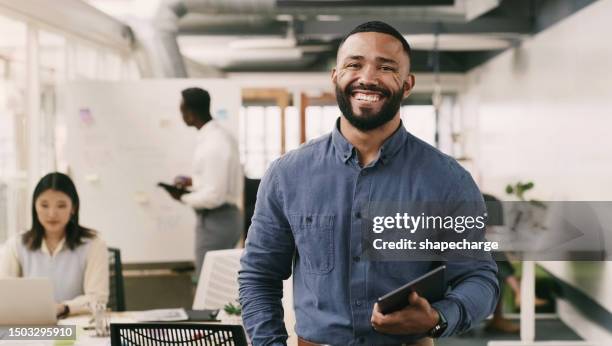 portrait, sourire et homme designer avec tablette au bureau, lieu de travail créatif ou coworking dans une entreprise en démarrage. visage, entrepreneur et employé professionnel africain avec la technologie pour la carrière, le travail ou les affaires. - représentation masculine photos et images de collection