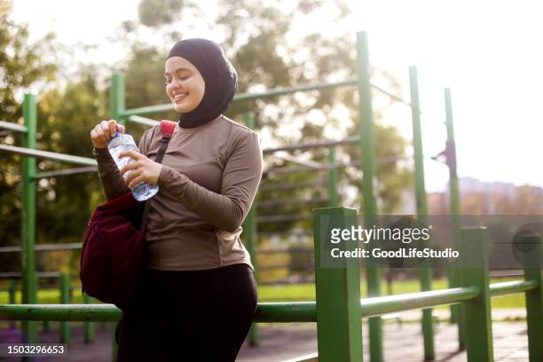 middle-eastern female exercising - open workouts imagens e fotografias de stock