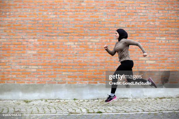 running - running woman woman stock pictures, royalty-free photos & images