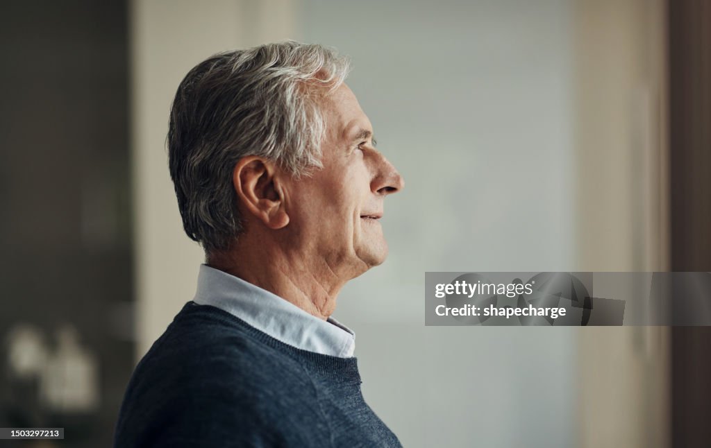 Älterer Mann, Profil und Nachdenken über Zukunft, Ruhestand und Rente mit Headshot, Mockup-Raum und Altern. Männliche Person zu Hause, Rentner und Entspannung, Altersplanung und Erinnerung an Lebenserfahrung