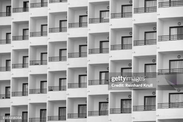 plano a fotograma completo del edificio con balcón - fachada arquitectónica fotografías e imágenes de stock