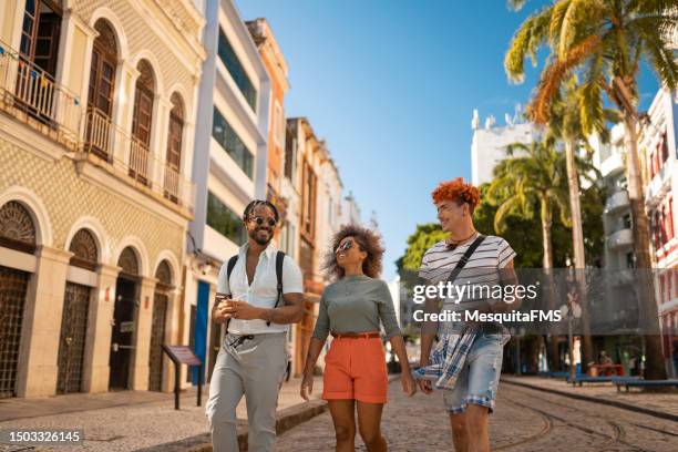 amigos caminhando na rua do bom jesus no recife - recife estado de pernambuco - fotografias e filmes do acervo