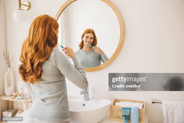 routine matinale - dentition humaine photos et images de collection