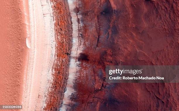 ice cap on mars - marte planeta fotografías e imágenes de stock