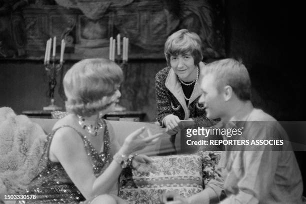 En compagnie de ses comédiens Marie Bell et Pierre Vaneck lors des répétitions de sa pièce 'les violons parfois' à Paris en décembre 1961, France