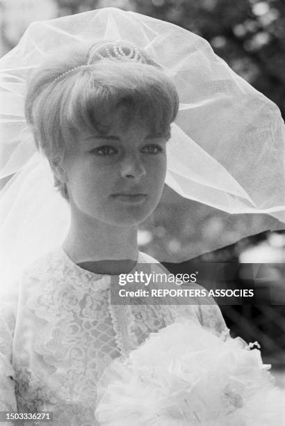 Sabine Sinjen pendant la scène du mariage lors du tournage du film 'Les Tontons Flingueurs' à Paris le 12 mai 1963.