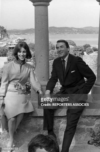 Gregory Peck et sa femme Véronique Passani au Château de la Napoule pendant le Festival de Cannes en mai 1963.