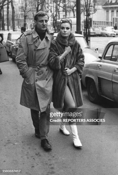 Marisa Mell et Bruno Cremer à Paris lors de la sortie du film 'Objectif 500 Millions' en 1965, France