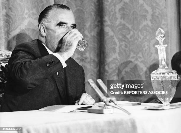 Le président français Georges Pompidou boit un verre d'eau lors d'une conférence de presse à Paris en 1969, France