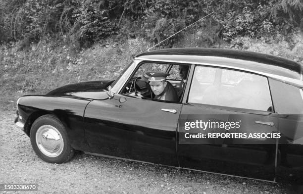 Le cosmonaute soviétique Youri Gagarine effectue une marche arrière à bord d'un Citroën DS 19 lors d'une visite en septembre 1963 à Paris, France