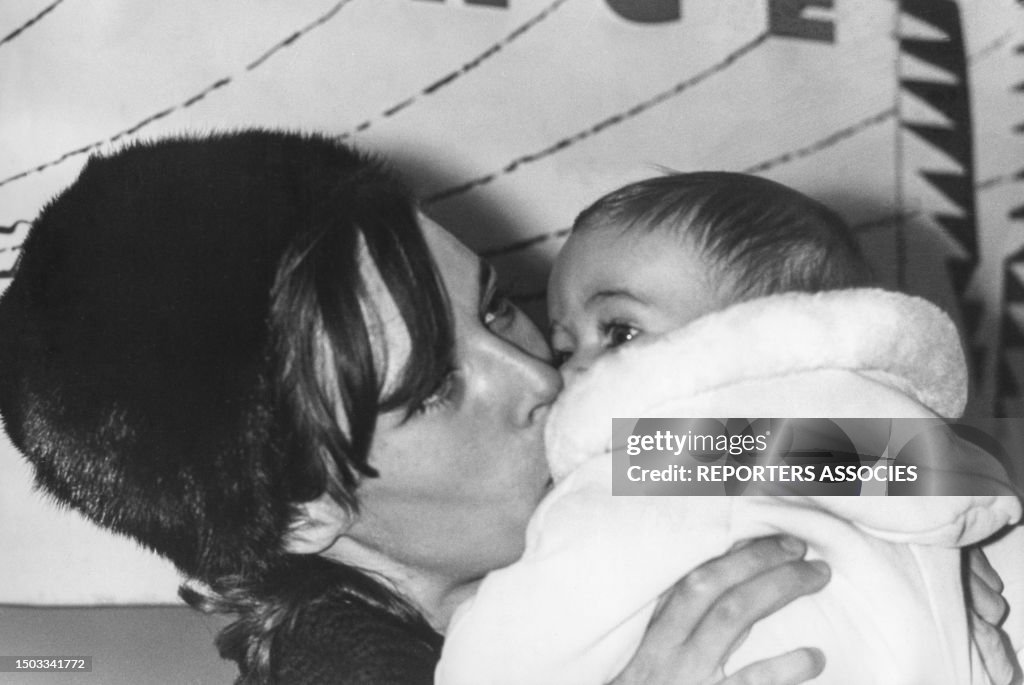 Nathalie Delon et son fils Anthony en 1965