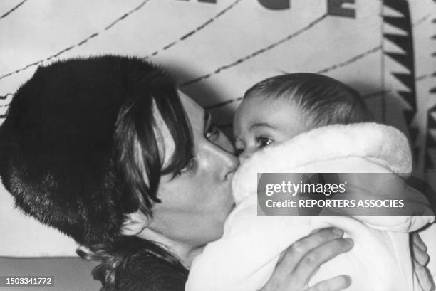 Nathalie Delon et son fils Anthony à Paris en 1965, France