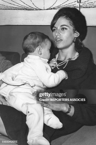 Nathalie Delon et son fils Anthony à Paris en 1965, France