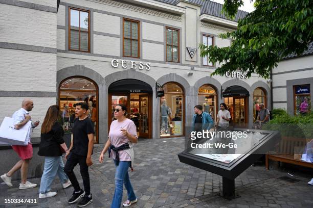 guess store at designer outlet roermond. - outlet stockfoto's en -beelden
