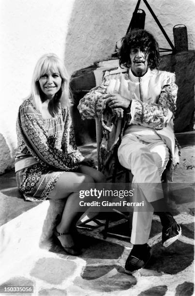 The Spanish painter Salvador Dali with his model and muse Amanda Lear during of the filming of the Spanish TV program Doble Imagen at his home in...