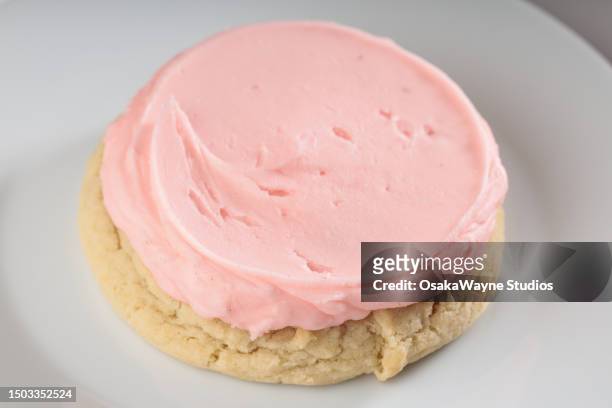 pink sugar cookie - sugar cookie stock pictures, royalty-free photos & images