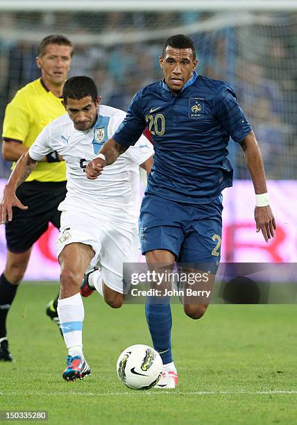 Etienne Capoue of France dribbles Walter Gargano of Uruguay during the international friendly match between France and Uruguay at the Stade Oceane on...