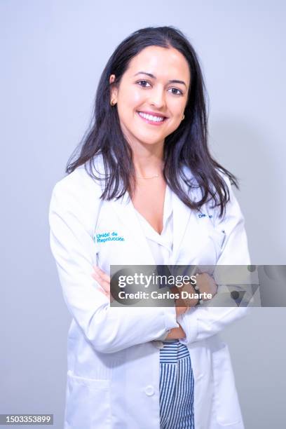 portrait of a female spanish doctor in a fertility clinic in her white coat - ovarian cyst imagens e fotografias de stock