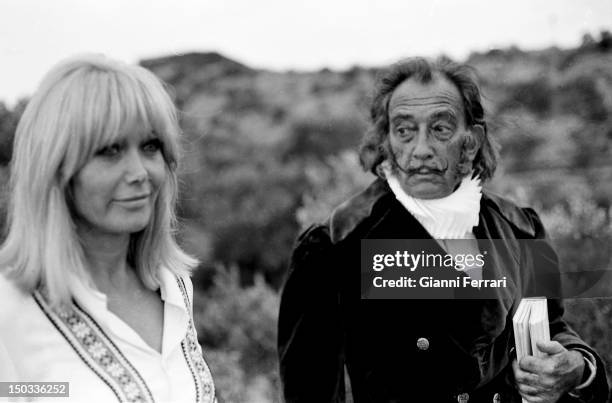 The Spanish painter Salvador Dali with his model and muse Amanda Lear during of the filming of the Spanish TV program Doble Imagen at his home in...