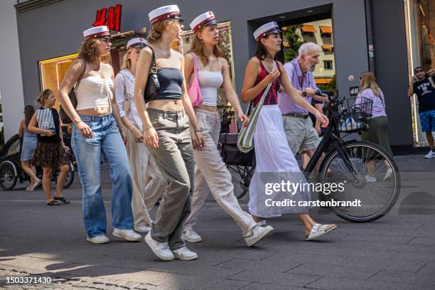 young women in the center of copenhagen - juni stockfoto's en -beelden