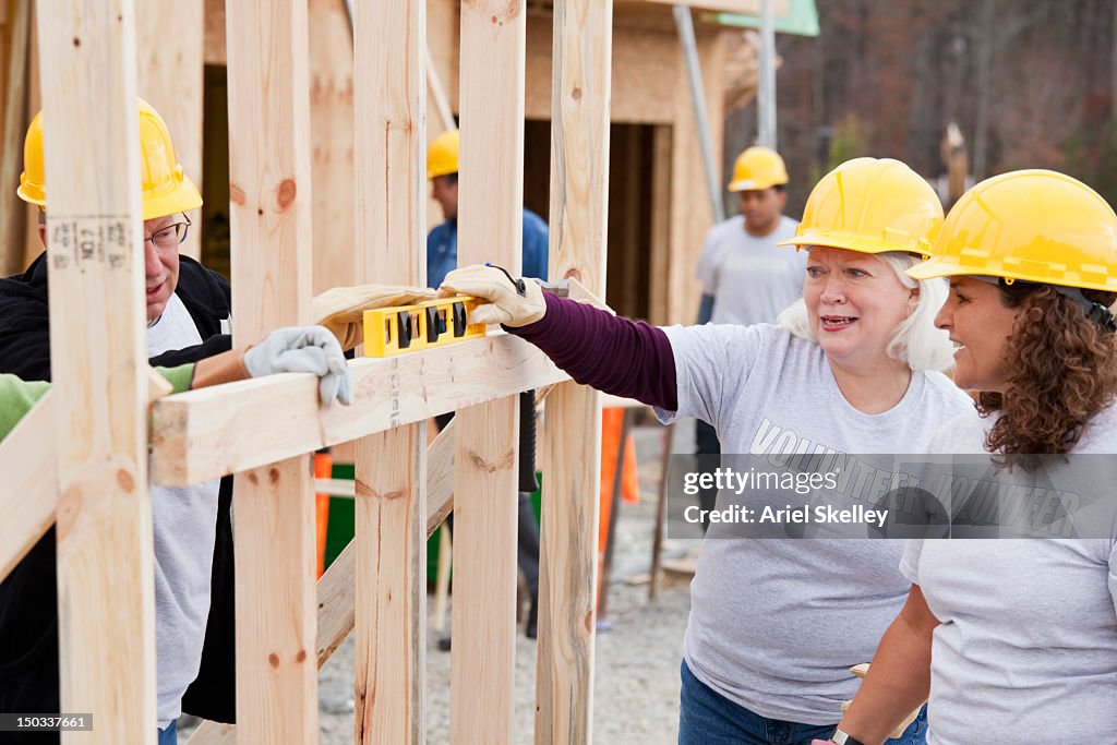 Voluntários a trabalhar na construção de