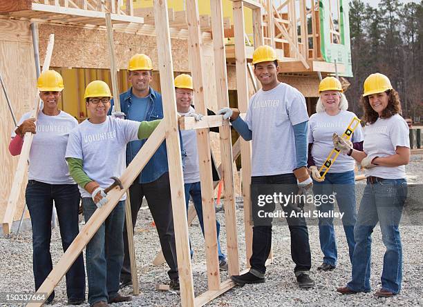 voluntarios trabajando en el sitio de construcción - hábitat para la humanidad fotografías e imágenes de stock