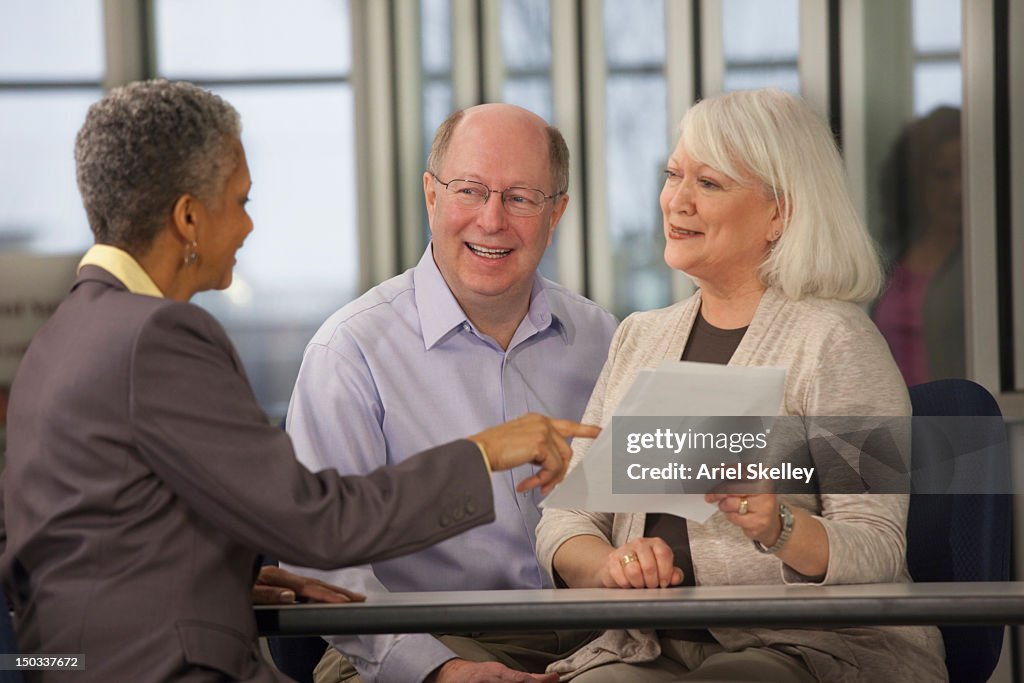 Par sênior a falar com um Consultor Financeiro