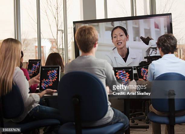 studenten mit digitalen tablet vor trainer auf monitor - forschung teenager stock-fotos und bilder