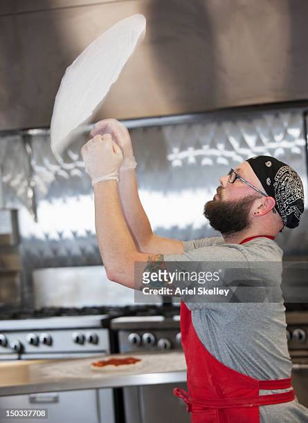 caucasico preparando la pizza in cucina dello chef - pizza toss foto e immagini stock