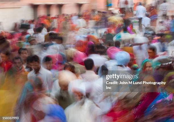 blurred scene of busy indian street, rajasthan, india - india market 個照片及圖片檔