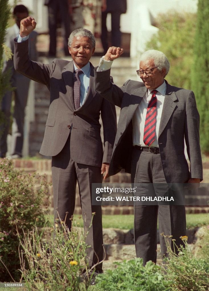 TOPSHOT-BIO-MANDELA-SISULU-RELEASE