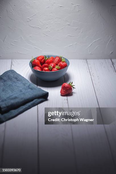 studio, erdbeere, schale - erdbeereis stock pictures, royalty-free photos & images