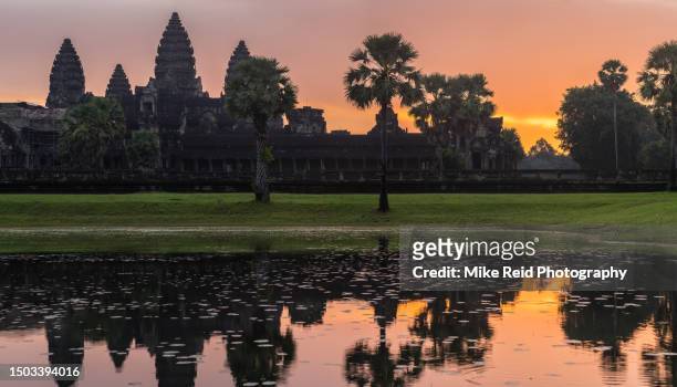 cambodia angkor wat sunrise - templo ta prohm imagens e fotografias de stock