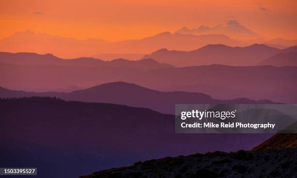 mount rainier national park to mount baker sunset layers - mount rainier nationalpark stock-fotos und bilder