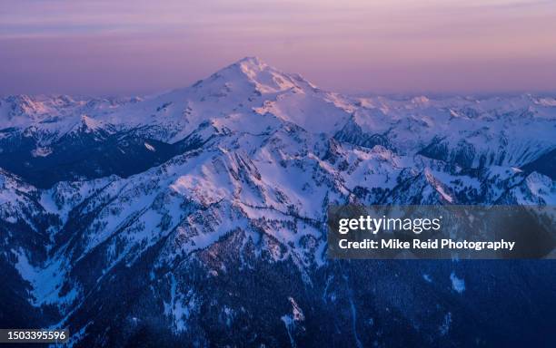 aerial glacier peak sunset north cascades - schneewehe stock-fotos und bilder