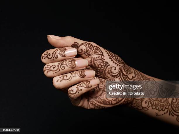 hand with henna - henna hands stock-fotos und bilder