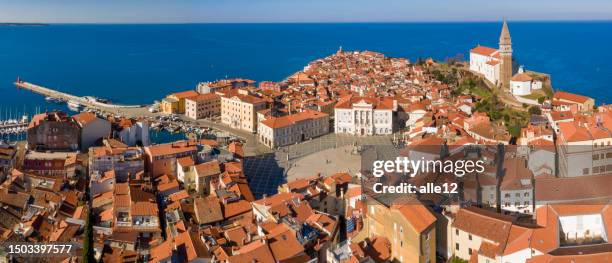 luftaufnahme der stadt piran - piran stock-fotos und bilder