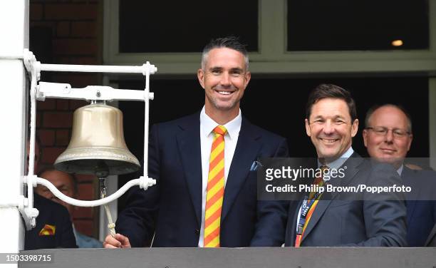 Kevin Pietersen stands with Guy Lavender of the MCC about to ring the bell before Day One of the LV= Insurance Ashes 2nd Test match between England...