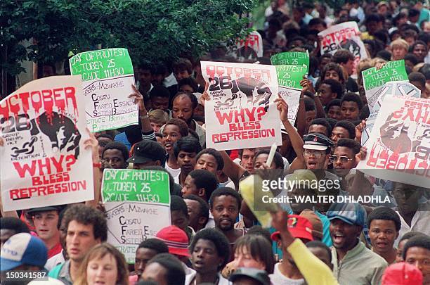Students from the University of Witwatersrand stage a demonstration 25 October 1988 in Johannesburg protesting the racially seggregated nation-wide...