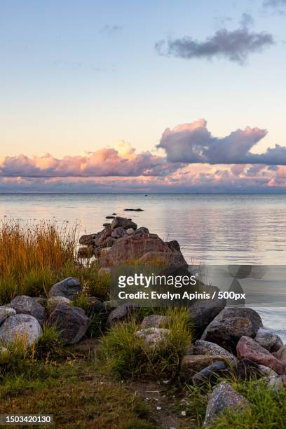 scenic view of sea against sky during sunset,hausma,hiiu county,estonia - hiiumaa photos et images de collection
