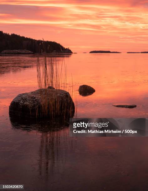 scenic view of lake against sky during sunset - soluppgång stockfoto's en -beelden