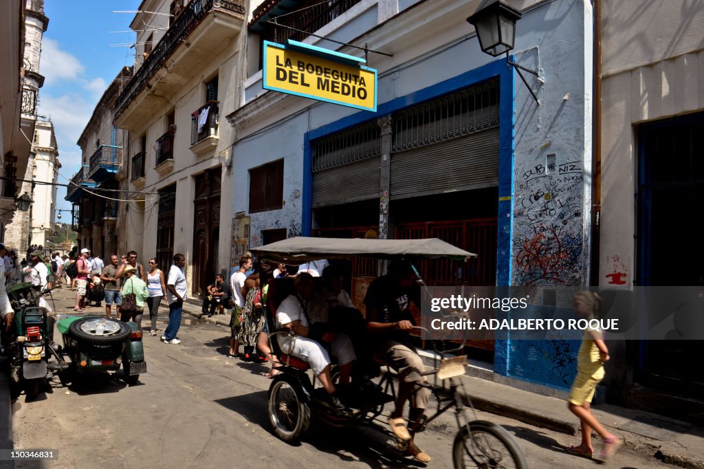 CUBA-TOURISM-CULTURE-BAR-BODEGUITA DEL MEDIO