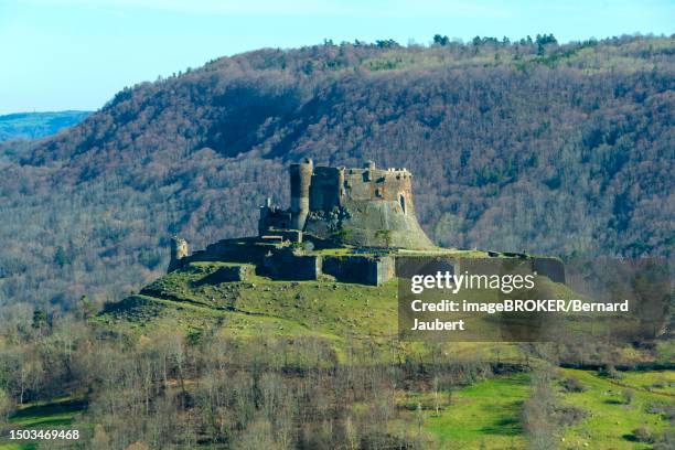 murol castle, murol built on a basalt promontory in the 13th century. auvergne volcanoes natural park, puy de dome, auvergne rhone alpes, france - castelo stock-grafiken, -clipart, -cartoons und -symbole